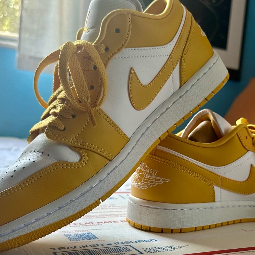 LIKE NEW Jordan 1 Low 'Pollen' - Picture 7 of 16